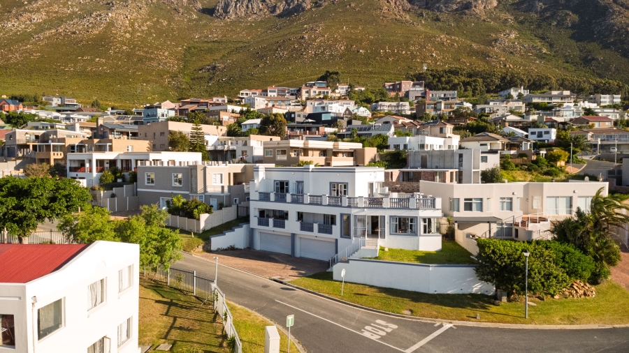 5 Bedroom Property for Sale in Mountainside Western Cape